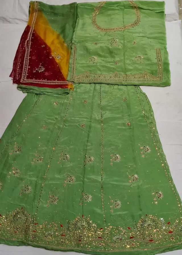 Handwork on Natural Crep with Thakurji pure shaded odhna (ilayachi Colour) 