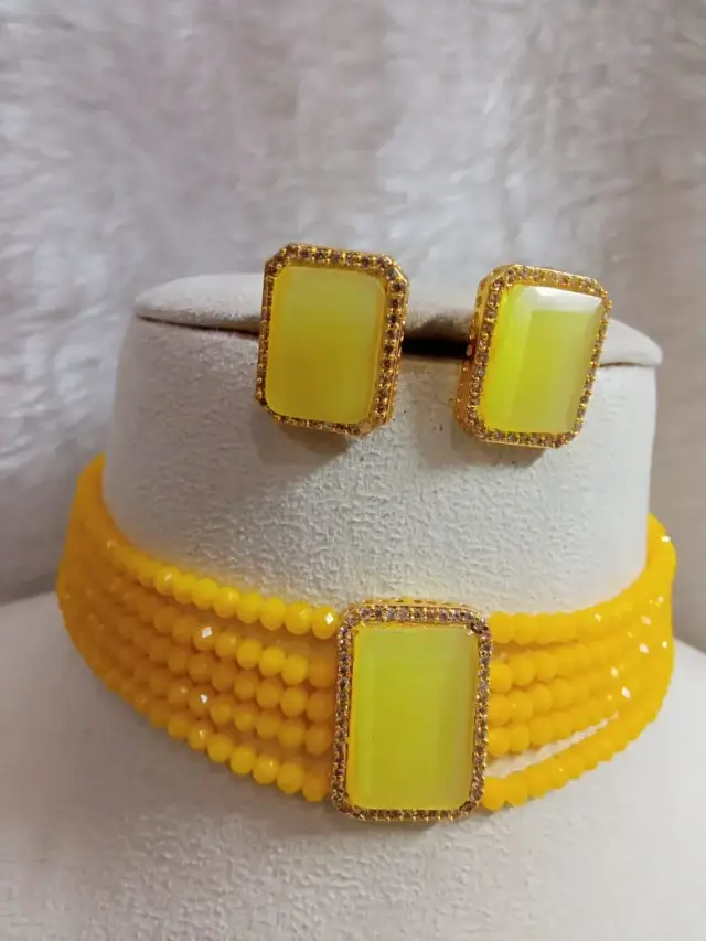Yellow glass stone set